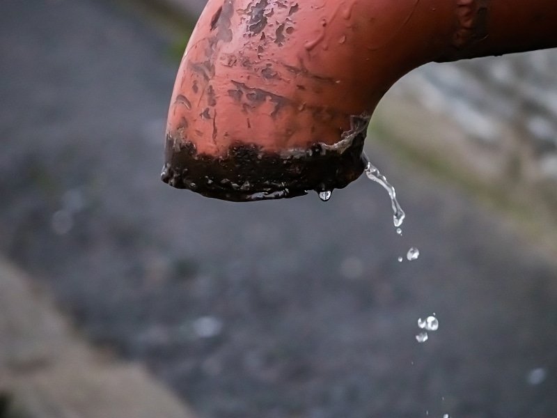 Canilla precaria goteando agua I EcoNews