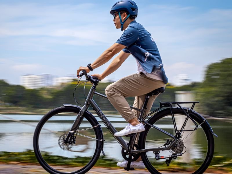 Un hombre anda en bicicleta en la ciudad