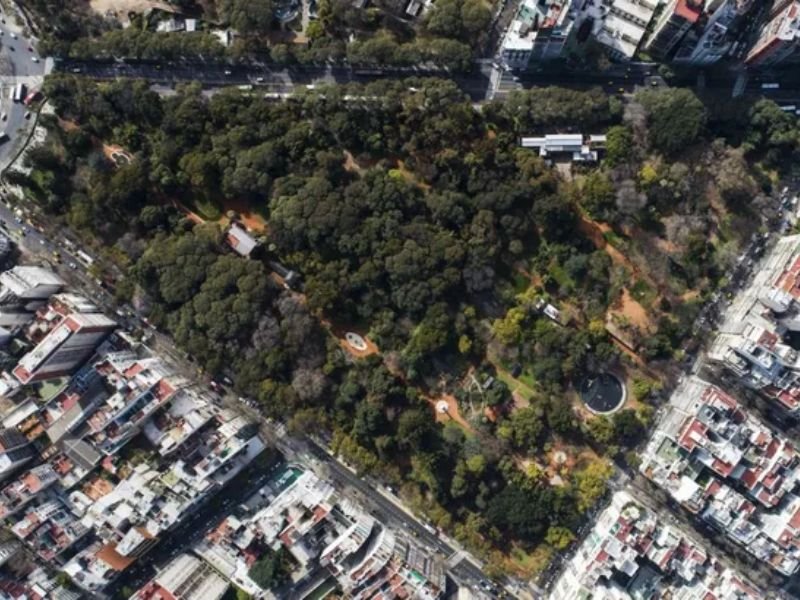 Vista aérea del Jardín Botánico. Es un triángulo verde con árboles entre muchos edificios de la ciudad