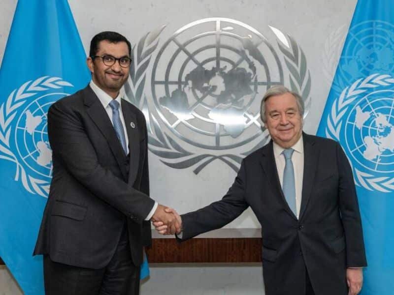 El secretario de la ONU, Antonio Gueterres, dando un apreton de mano a Ahmed Al Jaber, presidente de la COP28.