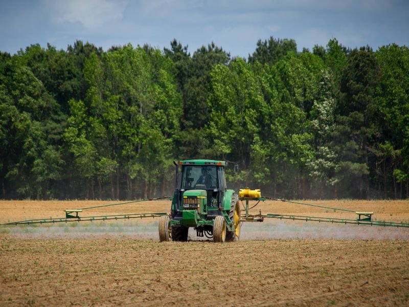 Un tractos fumiga un campo con agroquímicos