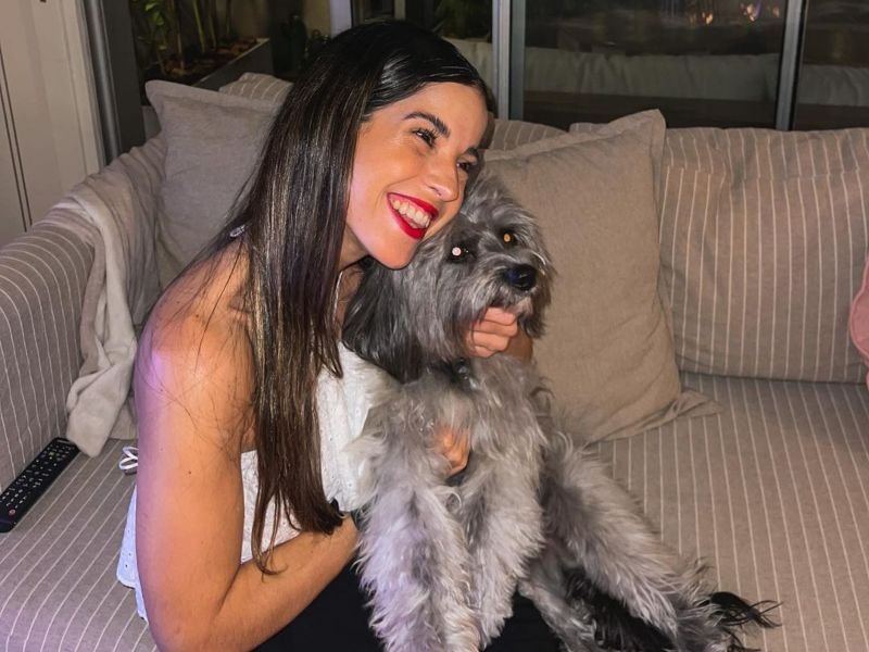 Una chica abrazada a su perro. Es Cande Molfese