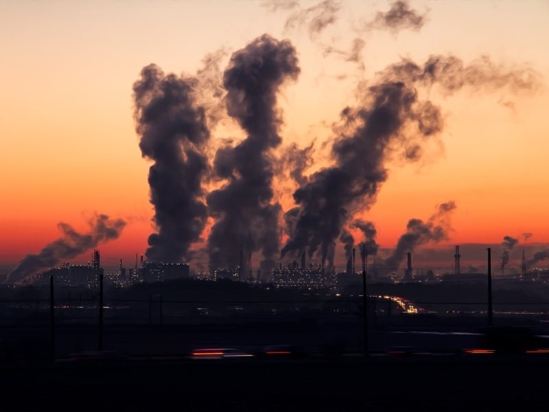 Columnas de humo salen de una industria y generan contaminación en el aire