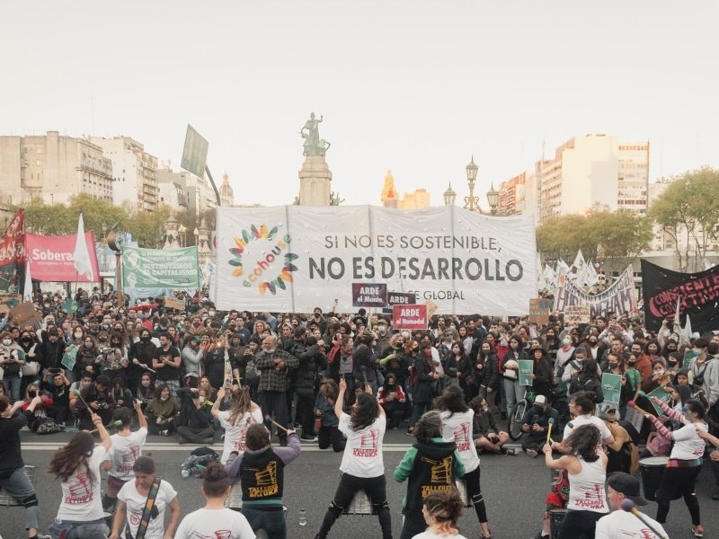 Jóvenes en una marcha por el cambio climático en Buenos Aires I Eco House I Eco News