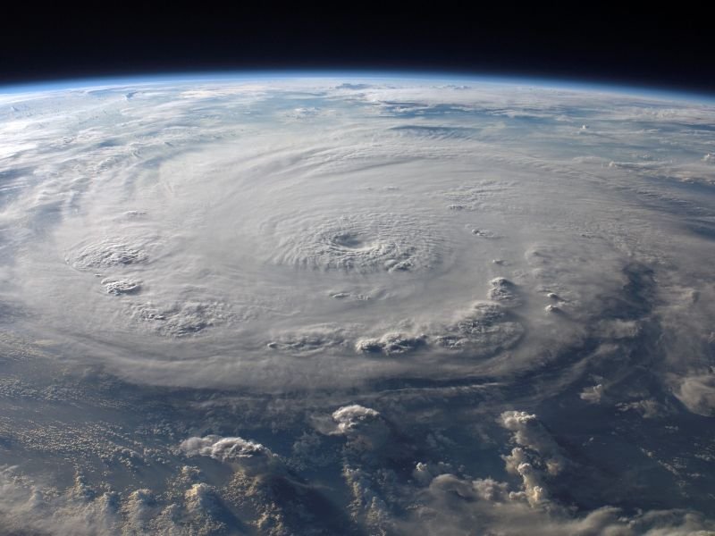 Toma áerea del planeta tierra, se ve un ojo de huracán