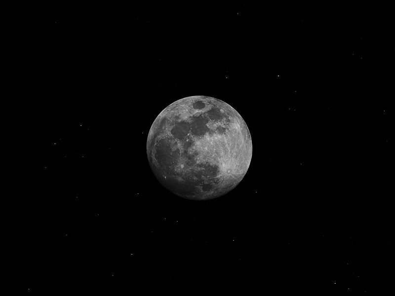 La luna en un cielo negro con estrellas.