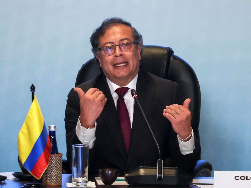 El presidente de Colombia, Gustavo Petro, habla frente al micrófono con una bandera de Colombia a su lado