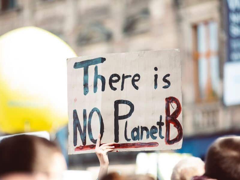 Un cartel en una protesta que dice "There is no planet B" ("No hay planeta B")