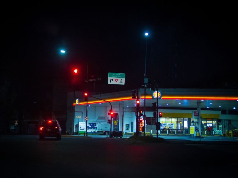 Una estacion de servicio Shell de noche