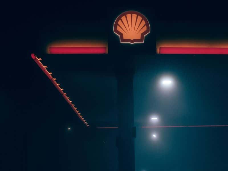 Una estación de servicio Shell en una noche con niebla