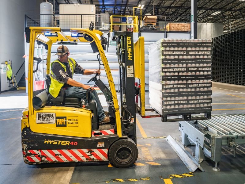 Un trabajador maneja una máquina en una fábrica o industria