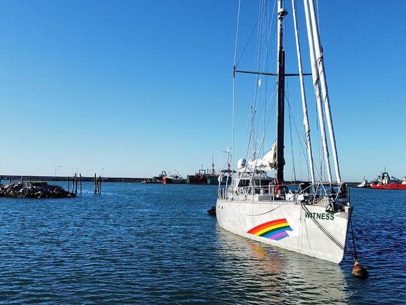 Un barco en el mar, tiene un arcoiris pintado en su costado. Es el barco Witness de Greenpeace