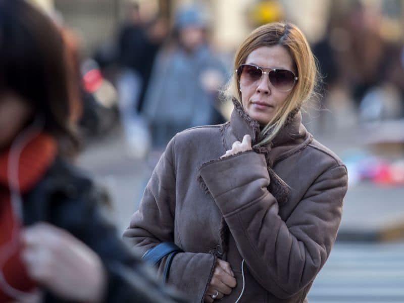 una mujer abrigada por el frio en la ciudad