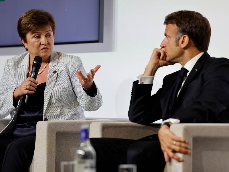 El presidente francés, Emmanuel Macron, junto con la directora gerente del Fondo Monetario Internacional (FMI), Kristalina Georgieva, durante la cumbre en París. Foto: NA-Ludovic Marin/Pool vía REUTERS.