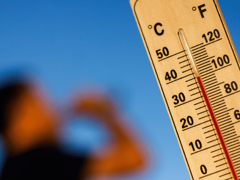 un termómetro marca altas temperaturas por la ola de calor en estados unidos y mexico