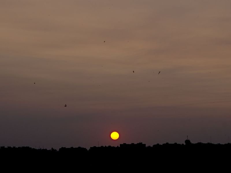 cielo de madrid con humo por los incendios forestales de canada