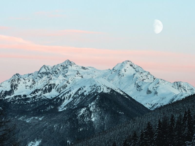 montañas y una luna