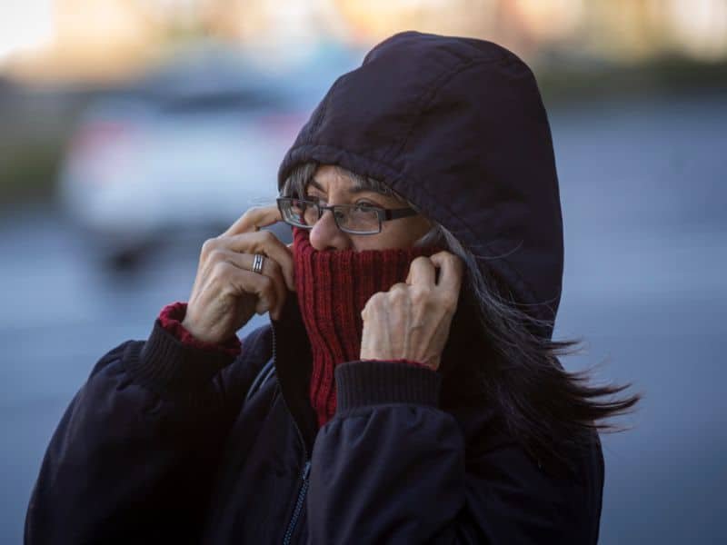 una señora camina abrigada por la ciudad de buenos aires