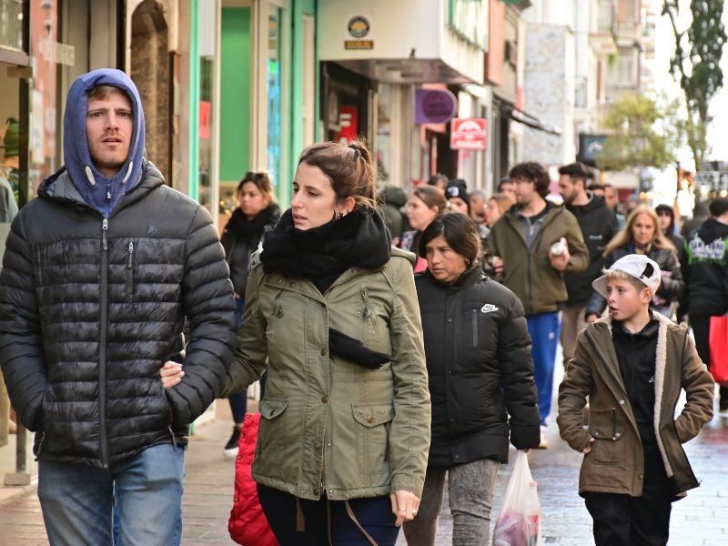 personas caminando por la calle