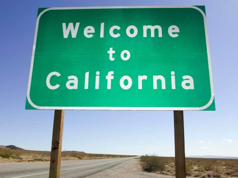 cartel que dice bienvenidos a California