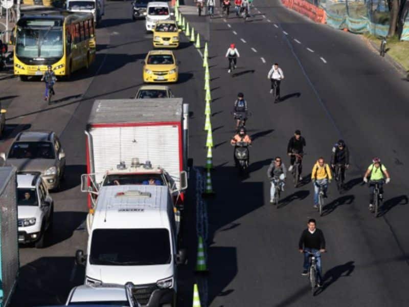 de un lado, autos y camionetas; del otro, bicicletas.