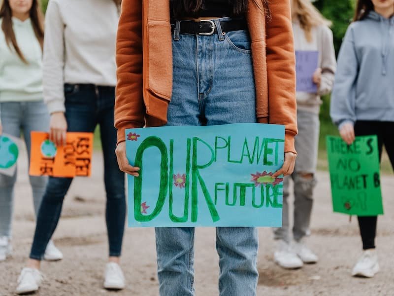 jóvenes protestando por la inacción climática