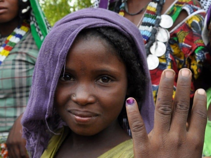 una nena africana luchando contra la poliomielitis.