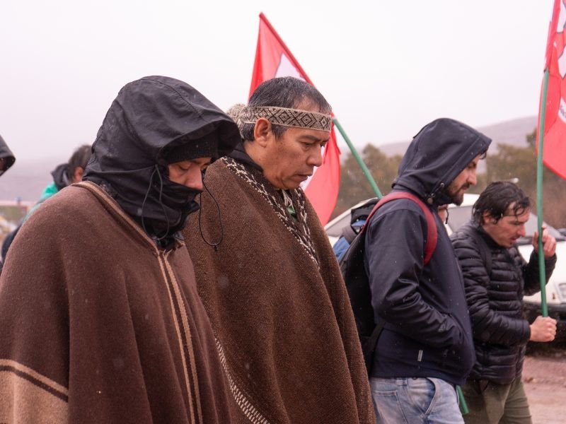 Orlando Carrique, dirigente del pueblo originario Mapuche-Tehuelche a la espera de que los asambleístas puedan ingresar a la audiencia pública de agosto.