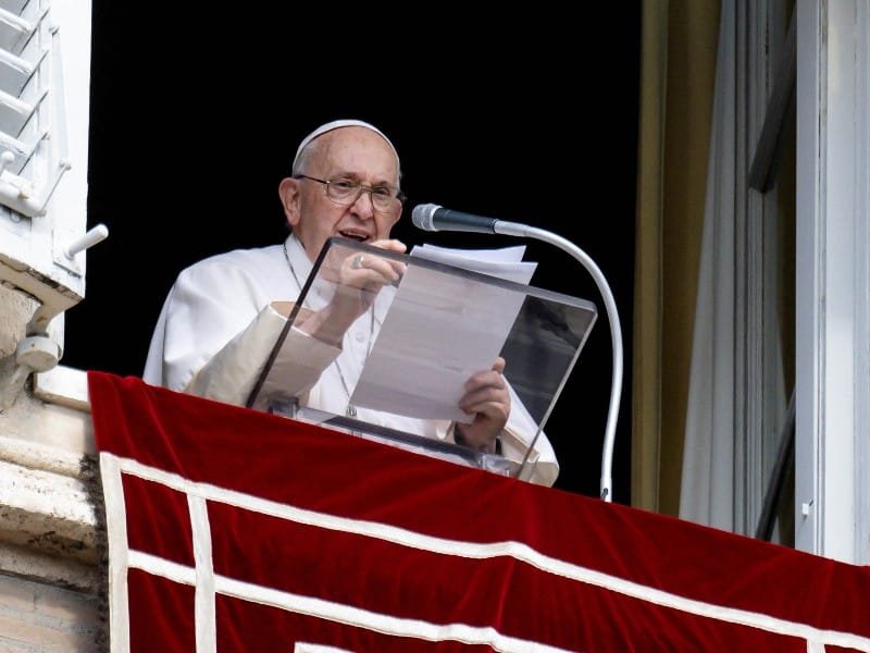 El Papa Francisco dirige la oración del Ángelus desde su ventana en el Vaticano, 22 de octubre de 2023.
