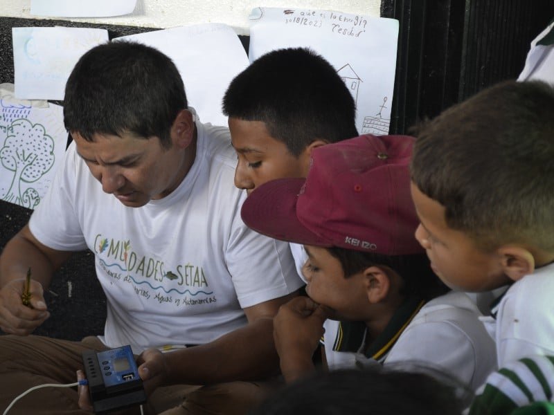 Juan Pablo Soler, co-fundador de Comunidades Seeta e investigador en la organización no gubernamental Censat Agua Viva, le enseña a los niños de la escuela de Nueva Llanada sobre energía solar.