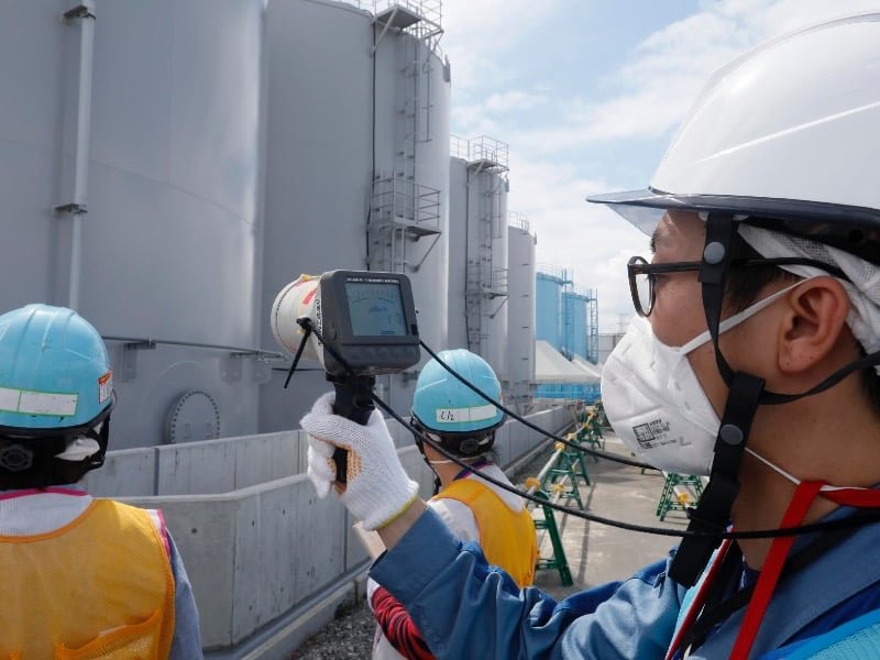 Un trabajador mide los niveles de radiación en la planta nuclear de Fukushima.