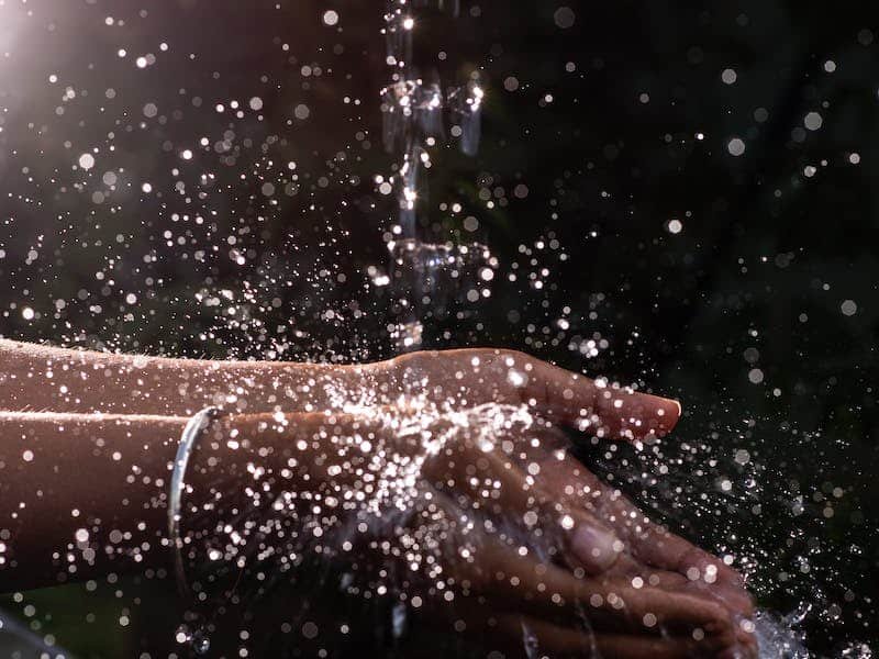 una persona refrescándose con agua. Por las olas de calor en Bolivia y Brasil, la población de cuidarse.