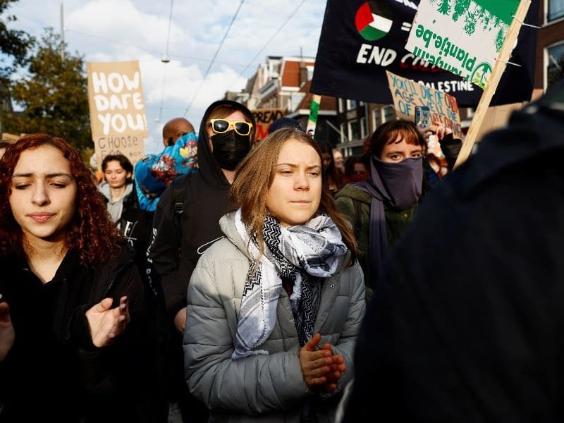 Greta Thunberg asiste a la Marcha por el Clima y la Justicia para exigir un cambio político antes de las elecciones en Ámsterdam, Países Bajos, 12 de noviembre de 2023. Foto NA: REUTERS/Piroschka van de Wouw
