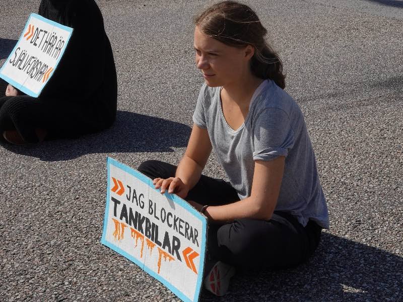 La activista climática Greta Thunberg y otros activistas, en una manifestación en Suecia. La joven lleva una ardua lucha contra el ecocidio.