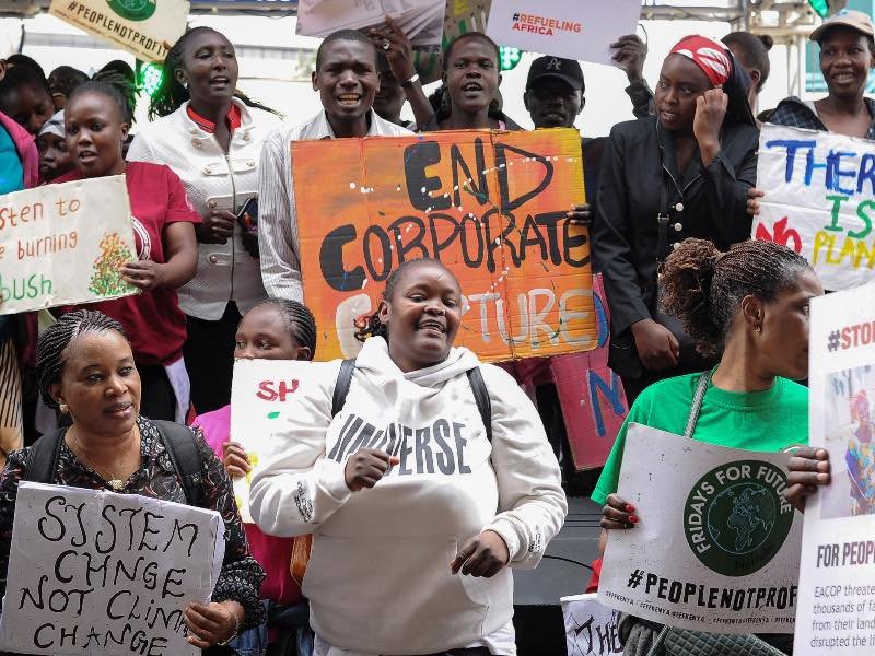 movilización en Kenia por el cambio climático. La nueva medida de la plantación de árboles va de la mano con el reclamo de la gente que vive con los impactos negativos del calentamiento global.