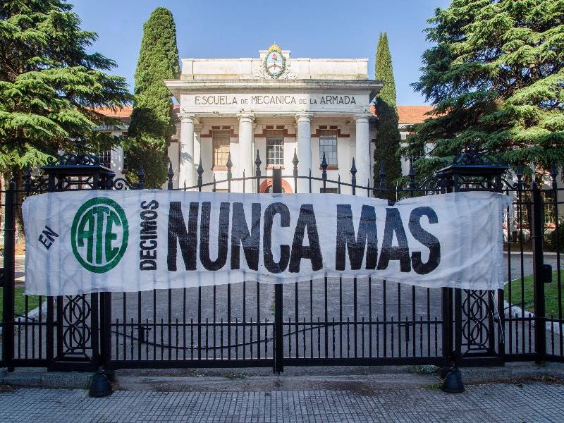 Empleados estatales se sumaron a la campaña electoral para brindar su apoyo al candidato presidencial de Unión por la Patria, Sergio Massa, en el edificio Cuatro Columnas de la ex Esma.