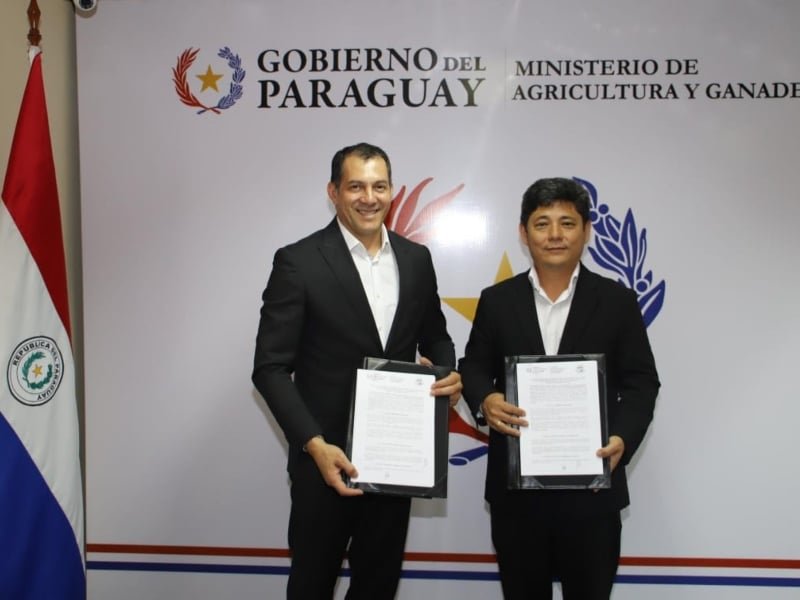 A la izquierda, el ministro de Agricultura de Paraguay, Carlos Giménez.: El MAG y la Municipalidad local firmaron un convenio para que productores locales puedan vender sus productos de la agricultura familiar.