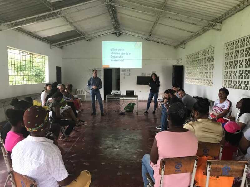 Durante varios meses, expertos de la Universidad Autónoma de Occidente realizaron capacitaciones sobre temas como producción de gas a partir de biodigestores o manejo de paneles solares, en Colombia.