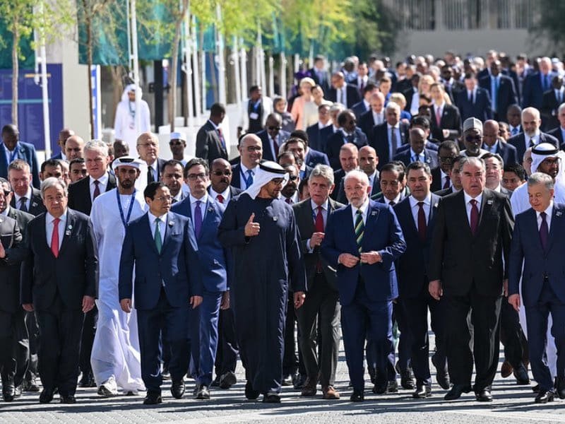 Segundo día en la COP28. Los Jefes de Estado de todo el mundo descienden por Al Wasl tras la foto de grupo durante la Conferencia de las Naciones Unidas sobre el Cambio Climático COP28 en Expo City Dubai.