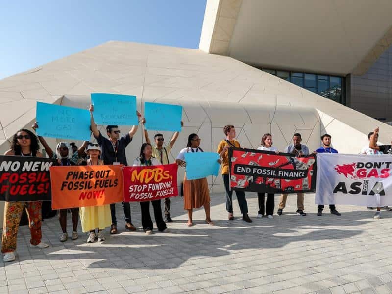 activistas climáticos manifestándose contra el cambio climático y por el fin de los combustibles fósiles en la COP28.