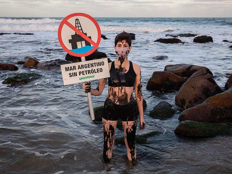 Cartel que dice "Mar Argentino sin petróleo"