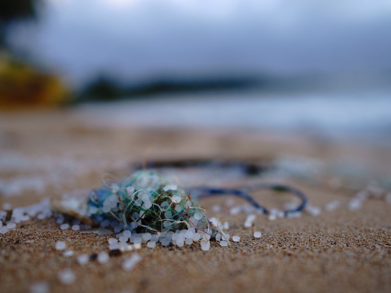 microplásticos en una playa