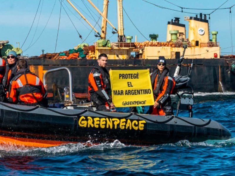 Activistas de Greenpeace en el Mar Argentino denunciando la pesca ilegal en 2022.