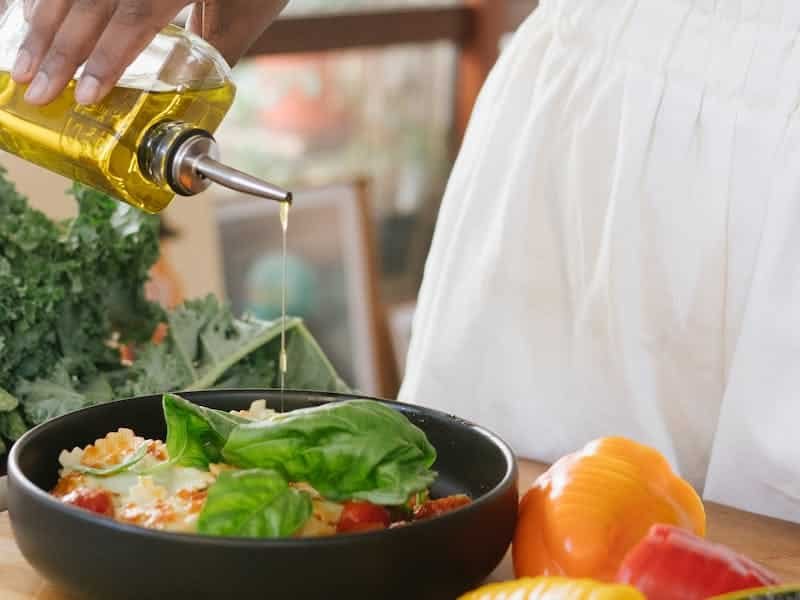 En la dieta mediterránea, el aceite de oliva es fundamental.