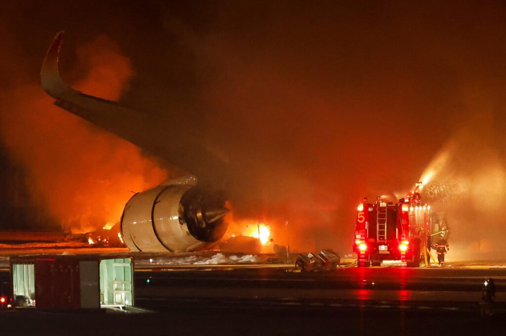 Los bomberos trabajan en el Aeropuerto Internacional de Haneda después de que el avión A350 de Japan Airlines se incendiara, en Tokio, Japón, el  2 de enero de 2024.