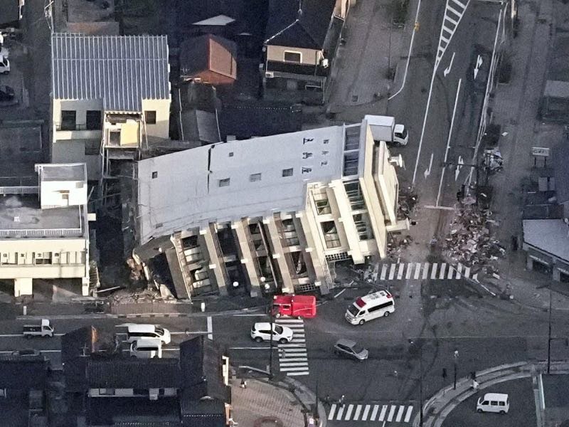Una vista aérea muestra un edificio derrumbado causado por un terremoto en Wajima, prefectura de Ishikawa, Japón, el 2 de enero de 2024, en esta fotografía publicada por Kyodo.