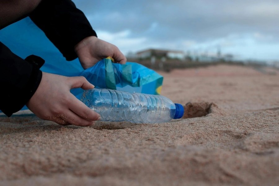 Coca-Cola impulsa el reciclaje en las playas de Mar del Plata.