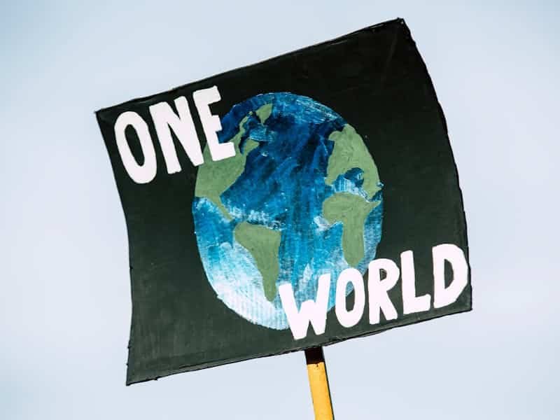 Las personas tendrían que optar por empresas sostenibles. En la imagen, un cartel que dice: "Un planeta", haciendo hincapié en que no hay un planeta B.