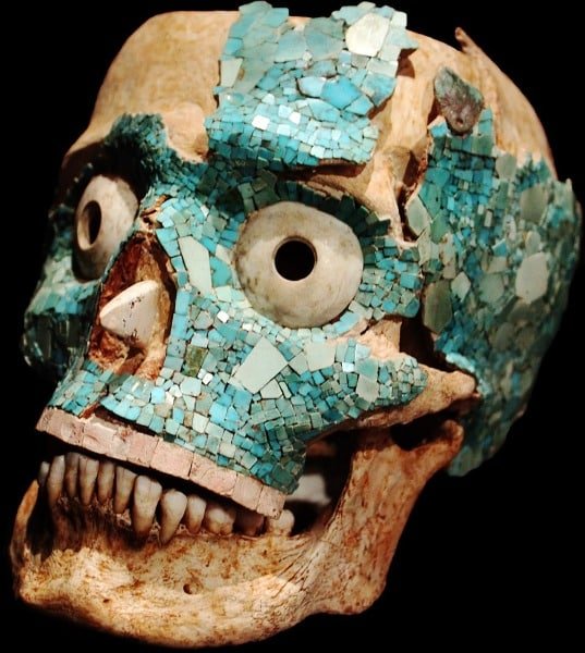 Cráneo decorado con mosaico de turquesa