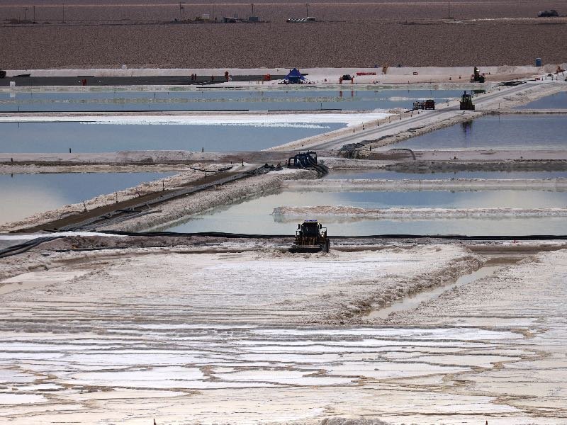 Una vista general muestra las piscinas de salmuera de la planta de litio Albemarle Chile situada en el salar de Atacama, Chile, 4 de mayo de 2023.